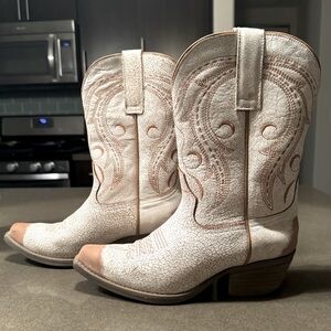 WHITE/NUDE SHORT COWBOY BOOTS